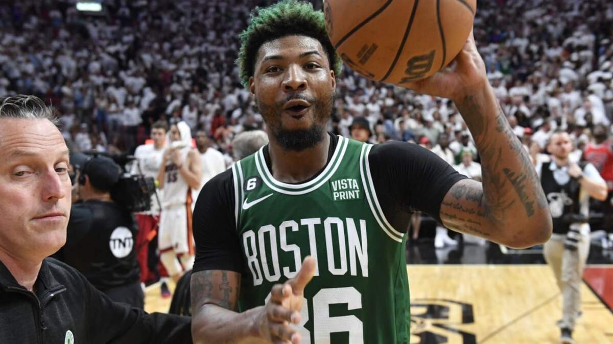 Marcus Smart, de los Celtics de Boston, festeja la victoria sobre el Heat de Miami en el sexto partido de la final de la Conferencia Este