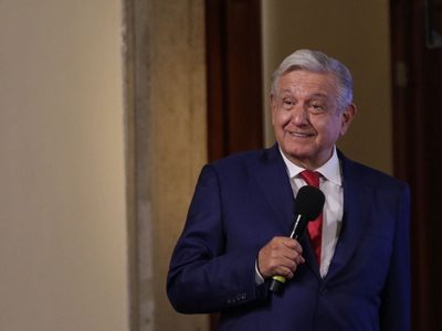 AMLO dice que acusará con el Papa a "aspirantes a fifís"