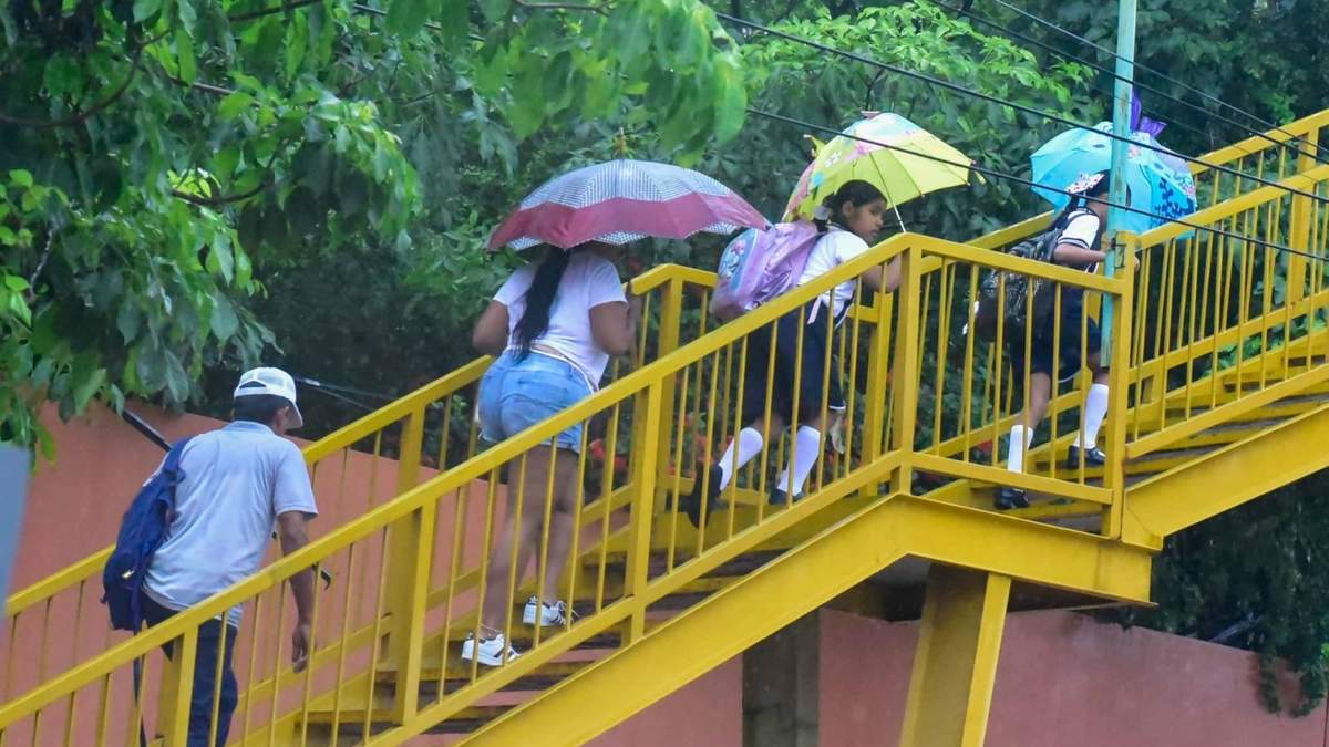 Alumnos de una primaria en Acapulco se retiraron a sus casas acompañados por sus papás, luego de que la lluvia impidió el regreso a clases
