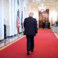 Trump pausa su operativo para reabrir el estrecho de Ormuz mientras busca un acuerdo con Irán