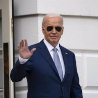 Biden reitera que no se va "a ninguna parte" mientras destacados mecenas le retiran su respaldo