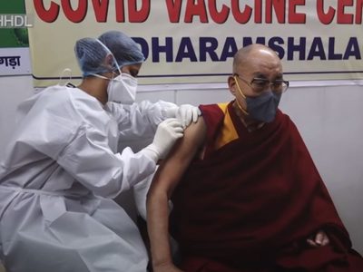 El Dalai Lama recibe la vacuna contra el covid-19