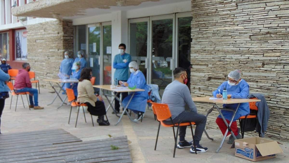 Personal del DetectAR atendiendo consultas de vecinos de Zapala. Fuente: (Twitter).