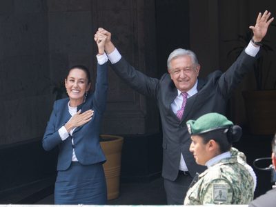 Así recibió AMLO a Sheinbaum en las puertas de Palacio Nacional (Video)