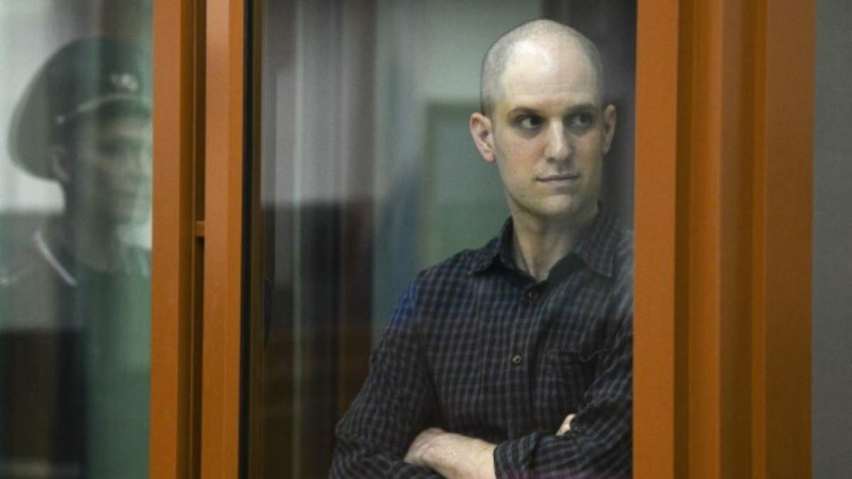 El reportero de The Wall Street Journal Evan Gershkovich, en una zona acristalada para acusados, en la sala de un tribunal de Ekaterinburgo, Rusia