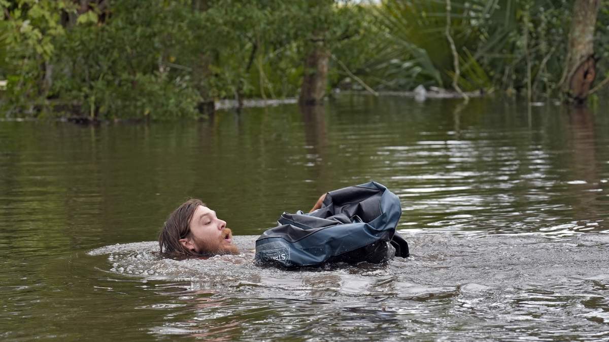 Del Ockey, un canadiense que vive en Florida camina cerca de un puente dañado que va hacia su propiedad, en Riverview, Florida