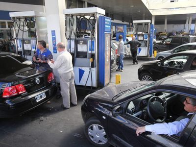 Cafiero aseguró que no está confirmado un aumento de naftas