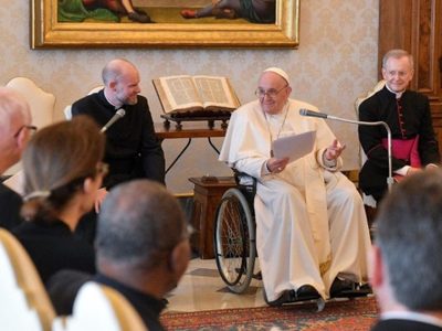El Papa Francisco dice que necesita un tequila para aliviar su lesión de rodilla