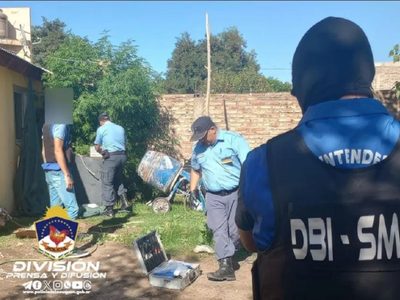 La policía demoró a dos personas y secuestró drogas y armas en dos allanamientos en Senillosa