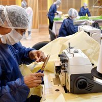 Amas de casa, modistas y manteros solidarios: cosen barbijos para hospitales