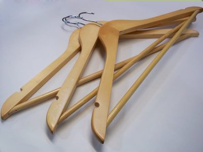 Con solo una percha de madera rota: creá esta divina jabonera para el baño de casa en minutos
