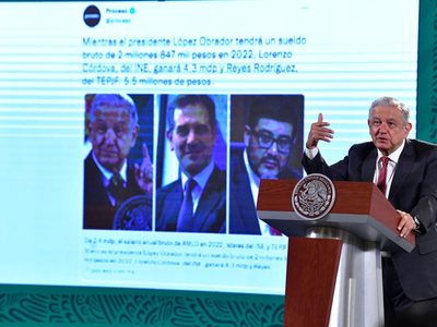 AMLO critica sueldos de altos mandos del INE y el TEPJF para el 2022