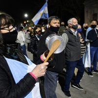 Cacerolazo en la Ciudad tras el anuncio de Alberto Fernández