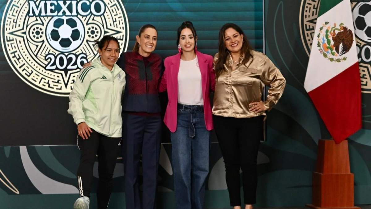 La presidenta Claudia Sheinbaum con Katia Itzel García, árbitra; Charlyn Corral, futbolista; y Gabriela Fernández de Lara, comentarista