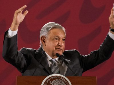 “La economía no tiene por qué estar al servicio de una minoría”, dijo López Obrador
