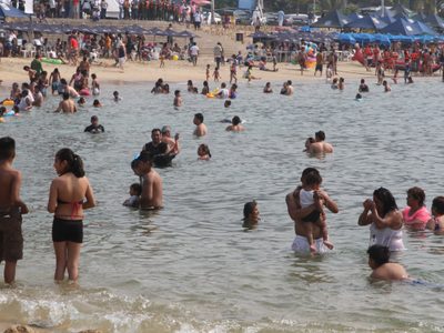 Cinco playas de Acapulco rebasan límites recomendados de bacterias fecales