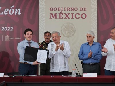 AMLO y Samuel García firman convenio para obras del acueducto El Cuchillo: "usted trae lluvia"