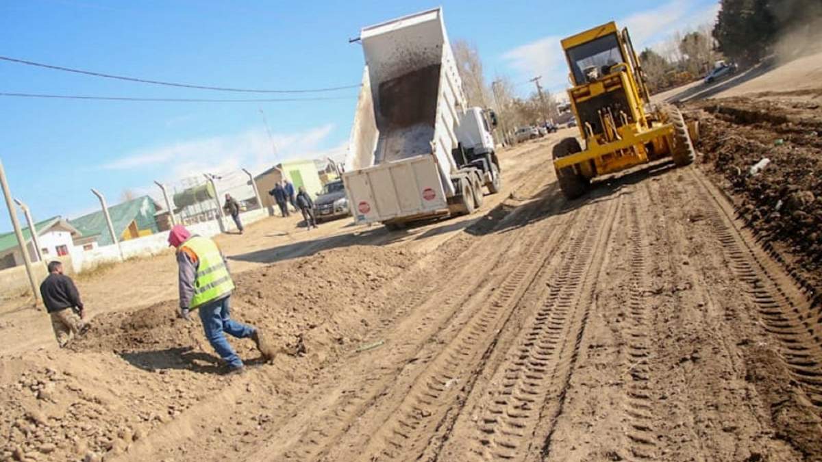 Personal municipal trabajando activamente en Zapala, con el fin de mantener las calles en condiciones. Fuente: (Twitter).