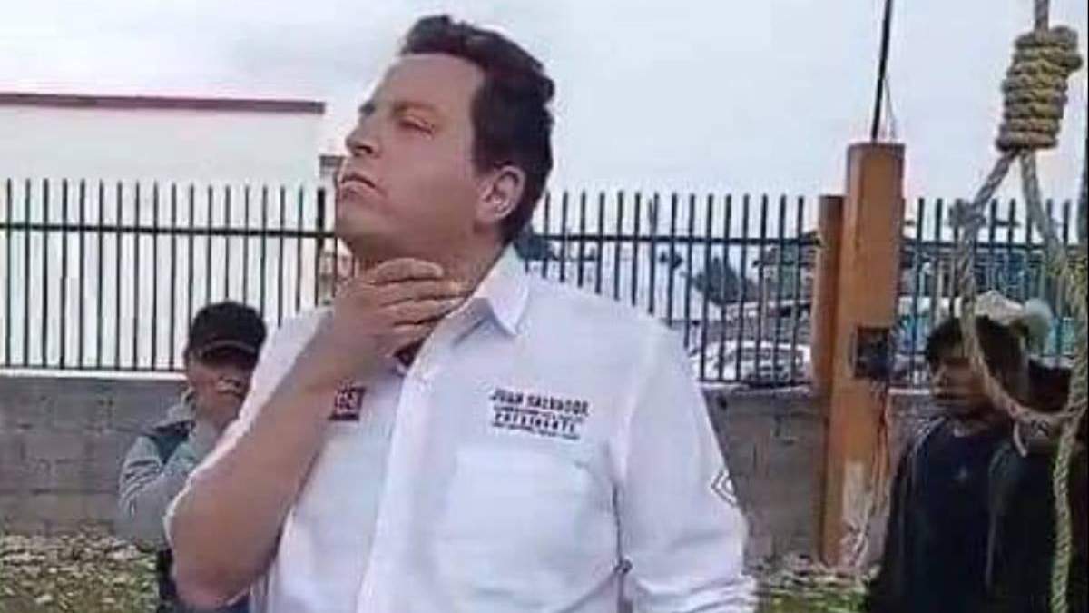 Juan Salvador Camacho, al lado de la soga con la que pobladores simularon ahorcarlo
