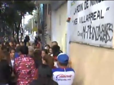 Con bloqueo, padres exigen detener a profesor de kínder por presunto abuso de cinco niños
