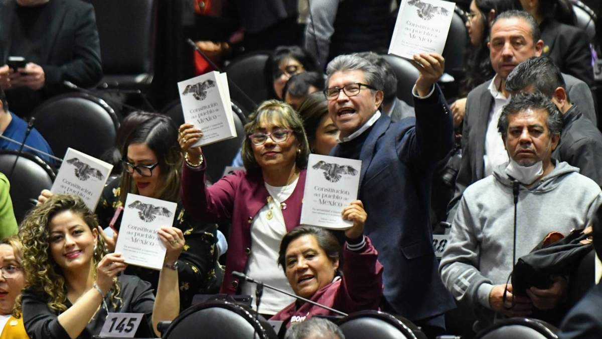 Los diputados morenistas y aliados durante la sesión ordinaria de la Cámara de Diputados, se ve a Ricardo Monreal