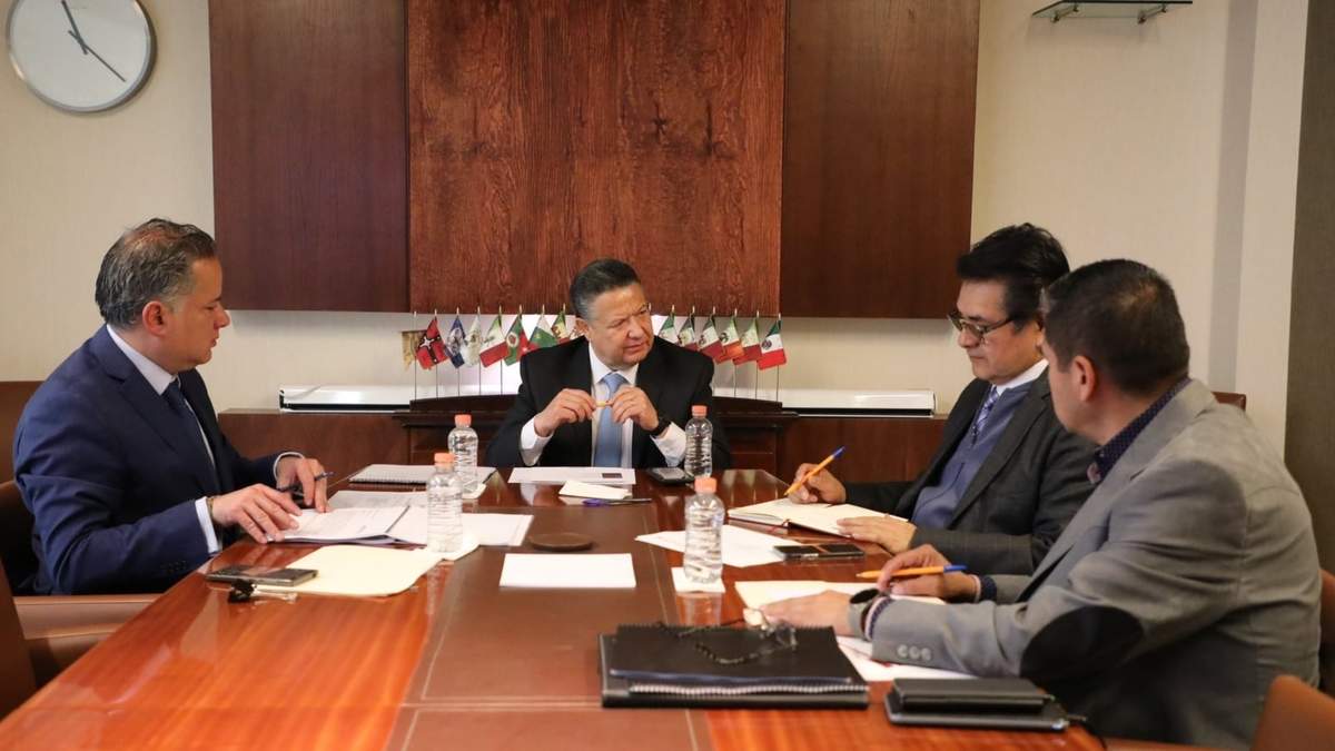 El gobernador de Hidalgo, Julio Menchaca, con parte de su gabinete