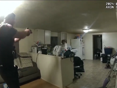 Policía mata a tiros en su casa a una mujer que había llamado a emergencias (Video)