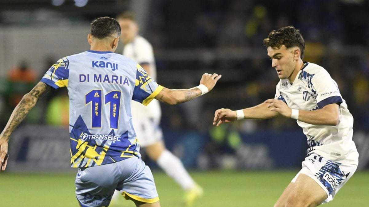 Angelito Di María con el balón. Rosario Central y Talleres empataron.