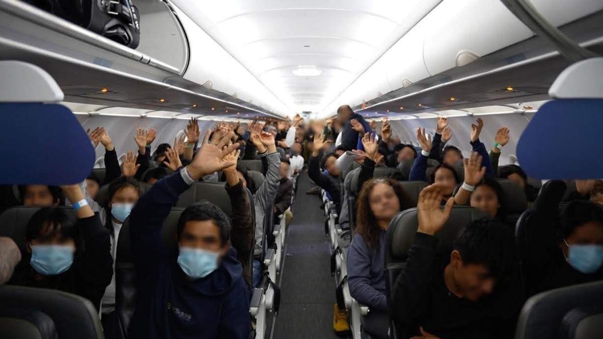 Cuarto vuelo con deportados mexicanos llega a Tapachula