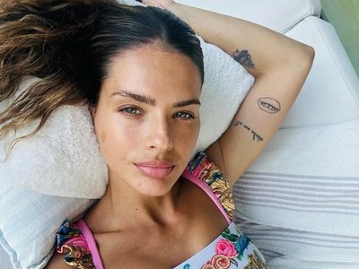 La prenda street style de la China Suárez es un must para salir de la playa o la pile: cómo se usa