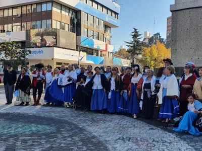 Previa 25 de mayo: Adultos Mayores danzaron en el centro neuquino