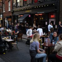 Abrupta vuelta atrás en Inglaterra: por el aumento de casos, endurecieron las medidas