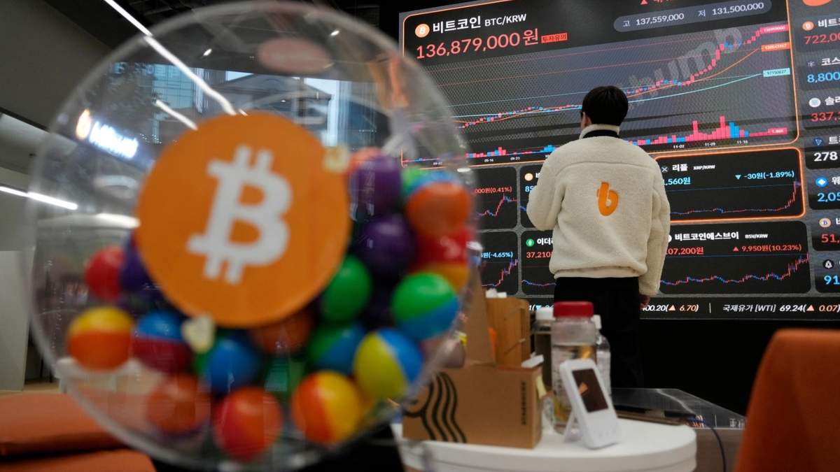 Un empleado observa un cartel electrónico que muestra los precios de bitcoin y otras criptomonedas en la sala de intercambio de criptomonedas Bithumb en Seúl, Corea del Sur, 21 de noviembre de 2024