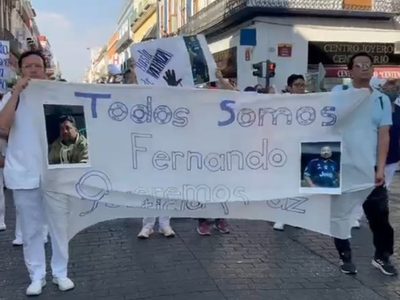 Personal de salud marcha en Puebla tras el violento asalto a enfermero