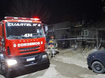 Una joven murió y su hijo quedó internado por un incendio en el barrio Belén