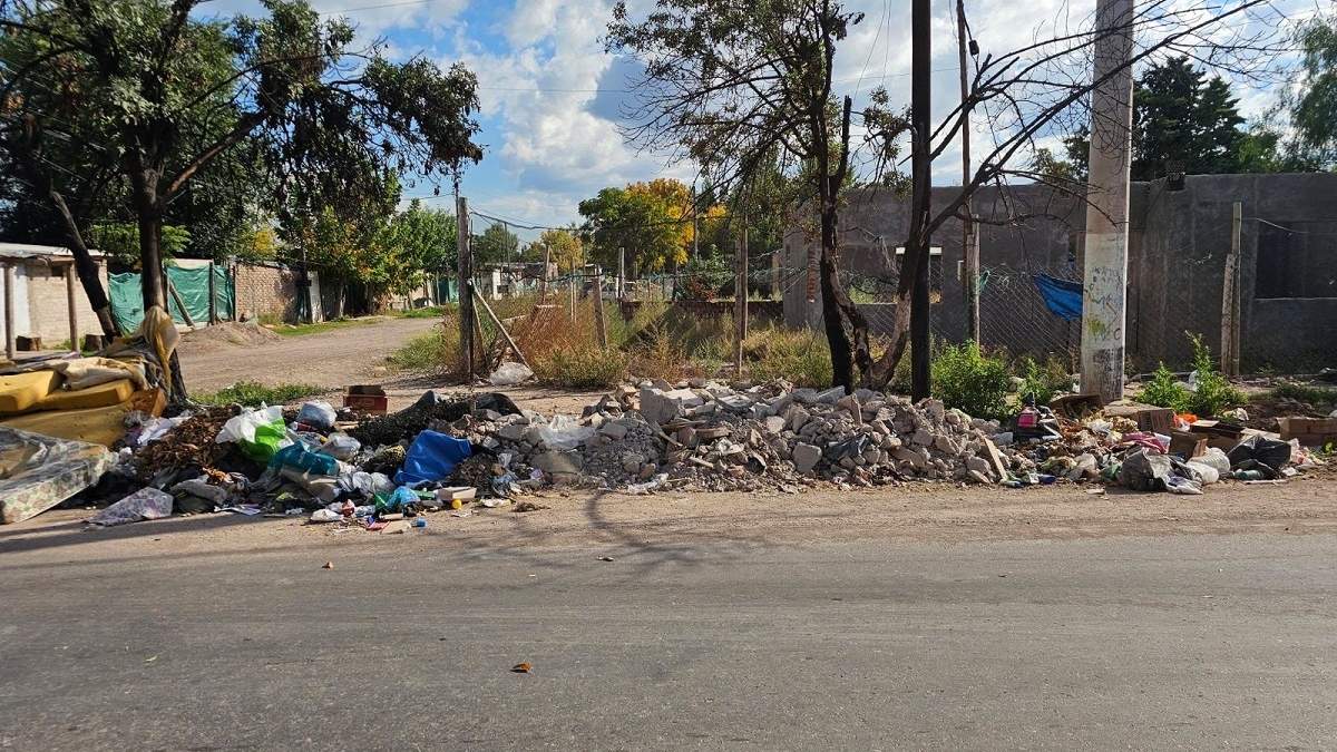 Vecinos se quejan de vecinos.