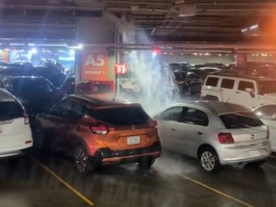 Cae cascada de agua sobre vehículos en Plaza Miyana Polanco (Video)