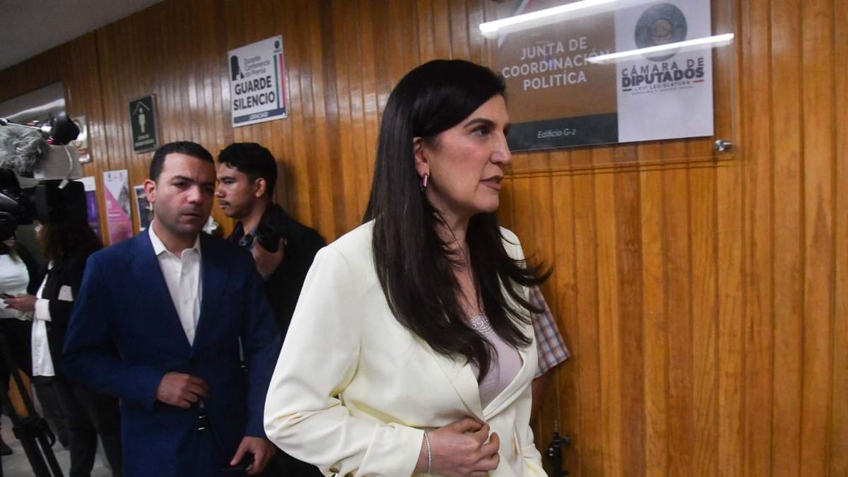 Elías Lixa, diputado y coordinador del PAN, y Kenia López Rabadán, presidenta de la Mesa Directiva, durante su llegada a la Junta de Coordinación Política