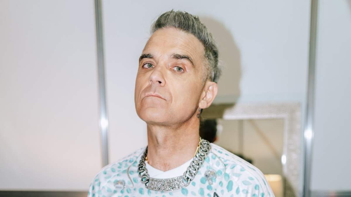 Robbie Williams, con la playera de la Selección Mexicana femenil, antes de su participación en el Tecate Emblema 2023