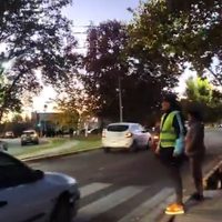 Peligro en el Corredor del Oeste: un semáforo roto obliga a un celador a dirigir el tránsito