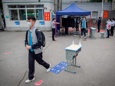 Tras cuatro meses sin clases por el coronavirus los estudiantes de Wuhan vuelven a las escuelas