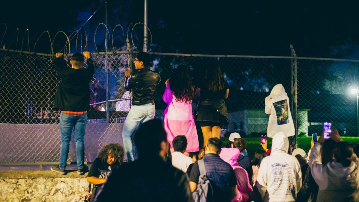 El enrejado que rodea al Foro Sol