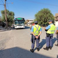 Vecinos de Centenario retuvieron un colectivo interurbano en reclamo a la falta de agua