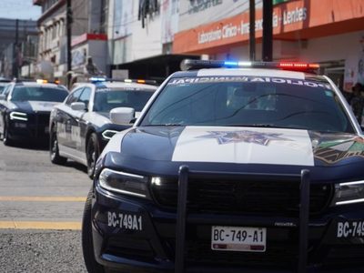 Gobierno de Ensenada hostiga a manifestantes y envía cinco patrullas para detener a una mujer