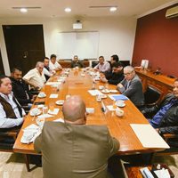 Alfaro promete recursos a municipios ante falta de apoyo federal