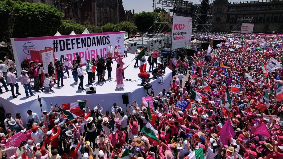 La concentración de la "Marea Rosa" en el Zócalo de la CDMX