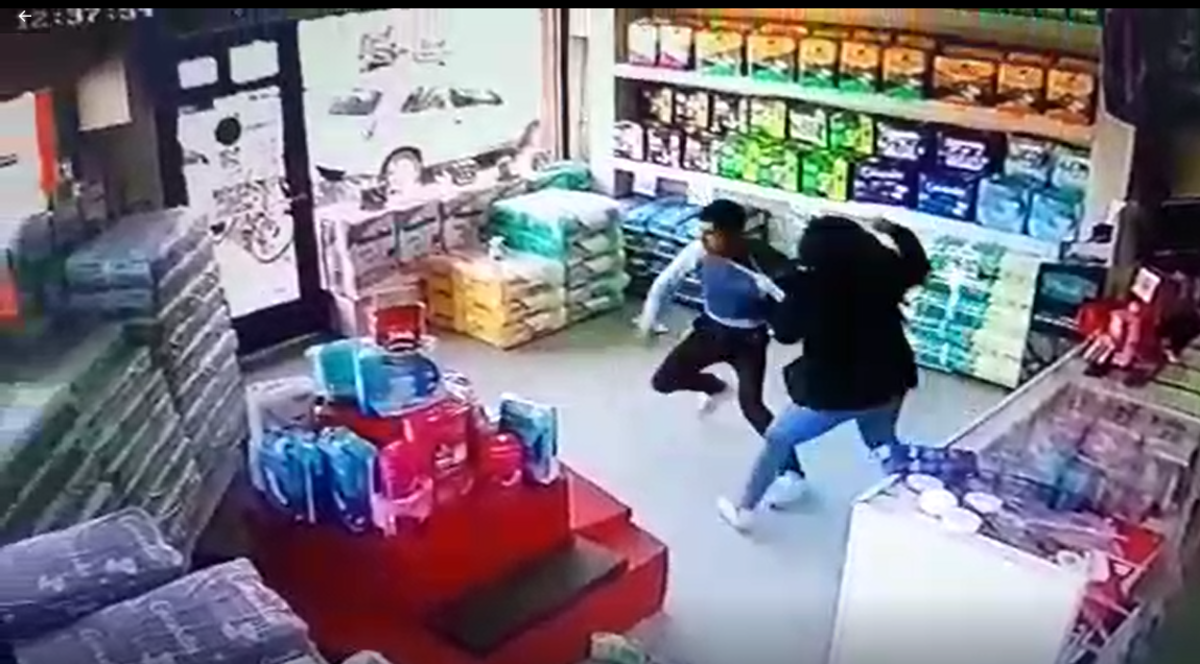 Empleada y karateka frustra robo en comercio.