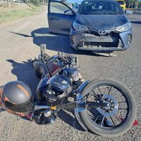 Madre e hija iban en moto y las chocó por alcance un auto cuando ingresaban a la ruta 7