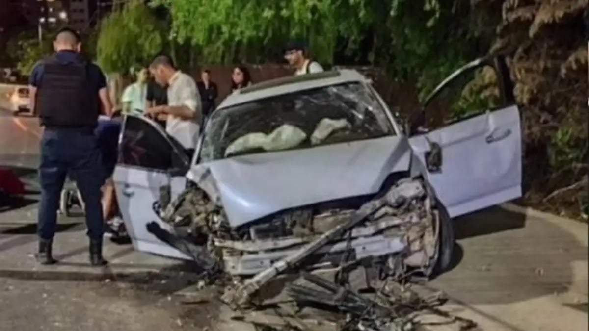 El automóvil quedó destrozado tras estrellarse contra un poste de alumbrado. Fuente (X)