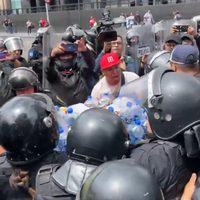 Se enfrentan policías y comerciantes que bloquearon Eje Central; hay dos heridos (Videos)